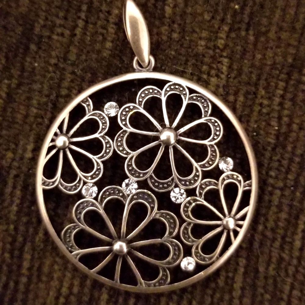 Silver pendant with zirconia flower pattern